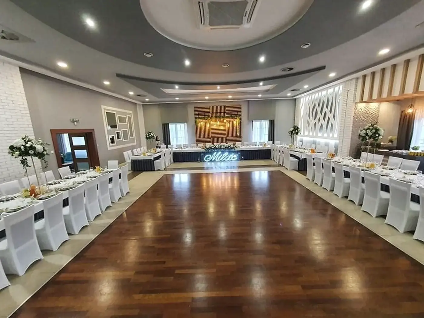 Przestronna sala i parkiet Domu Weselnego